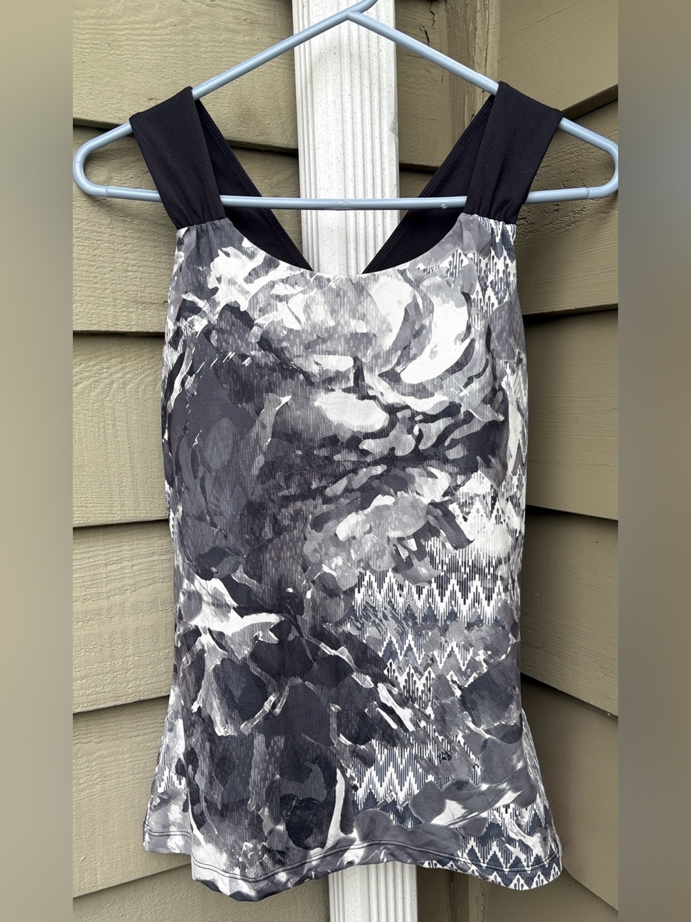 Prana Active Tank. Sz Small with removable cups Worn once- like new! Gray b&w